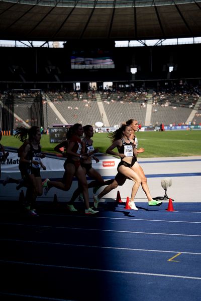 Katharina Trost (LG Stadtwerke Muenchen) neben Marie Burchard (SC DHfK Leipzig e.V.) waehrend der deutschen Leichtathletik-Meisterschaften im Olympiastadion am 26.06.2022 in Berlin